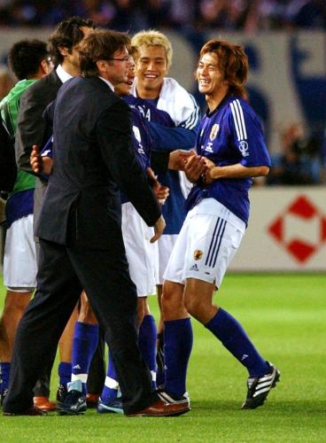 ２００２年６月、サッカーＷ杯日韓大会でロシア戦に勝ち、トルシエ監督（中央手前）と喜ぶ松田直樹選手（右端）