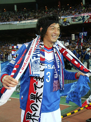 昨年１２月横浜での最終戦、笑顔でサポーターに別れを告げる松田さん
