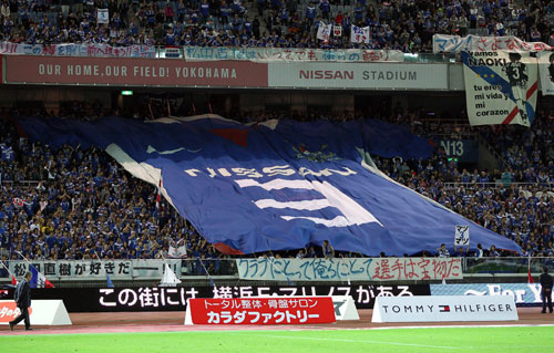 昨年１２月横浜での最終戦で松田さんのユニホームを掲げるサポーター