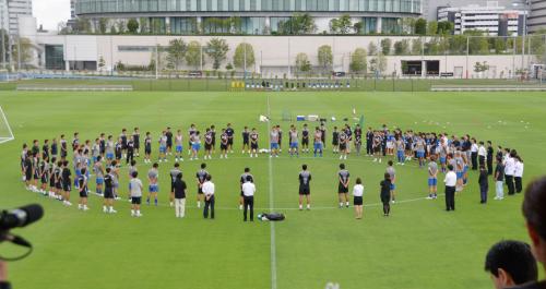 サッカー元日本代表の松田直樹さんの冥福を祈り、練習前に黙とうする横浜ＦＭの選手とスタッフら