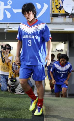 松田直樹選手が付けていた背番号「３」のユニホームを着て 