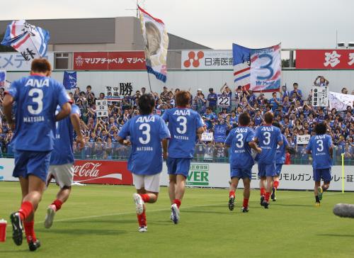 ＜柏・横浜＞試合前に、松田さんの背番号３のユニホームを着た横浜の選手たちがサポーターへのあいさつに向かう