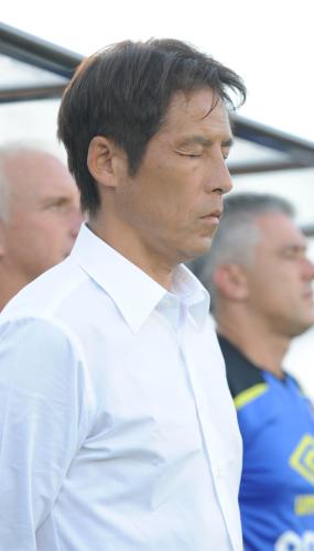 ＜Ｇ大阪・福岡＞先日亡くなった松田さんを悼み、試合前に黙とうを捧げるＧ大阪・西野監督