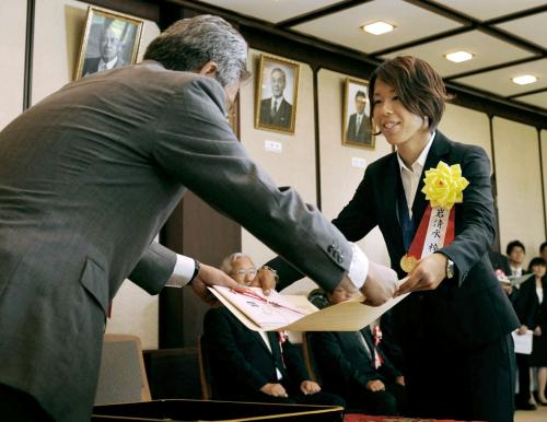 岩手県の達増拓也知事（左）から県民栄誉賞を授与される「なでしこジャパン」の岩清水梓