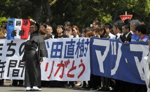葬儀・告別式後に、集まったファンらに頭を下げる松田直樹さんの母、正恵さん