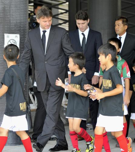 松田直樹さんの葬儀・告別式を終え、子どもたちと一緒に会場を出る、サッカー元日本代表監督のトルシエ氏（左）