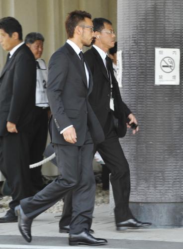 松田直樹さんの葬儀・告別式会場に入る、サッカー元日本代表の中田英寿氏（左）