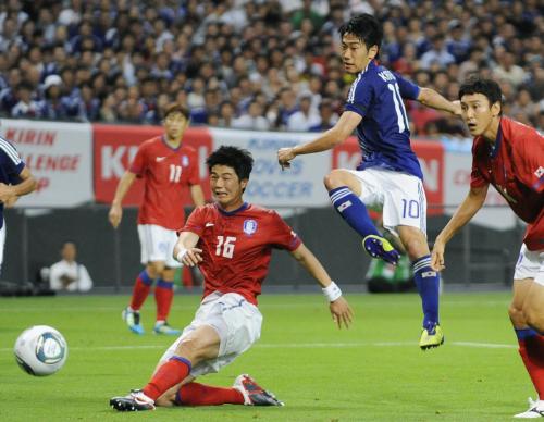 サッカー国際親善試合の韓国戦で、先制ゴールを決める香川（右から２人目）