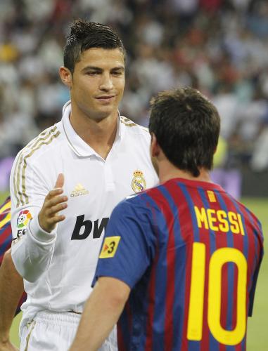 スーパー杯第１戦を引き分け握手するあＲマドリードのＣ・ロナウド（左）とバルセロナのメッシ