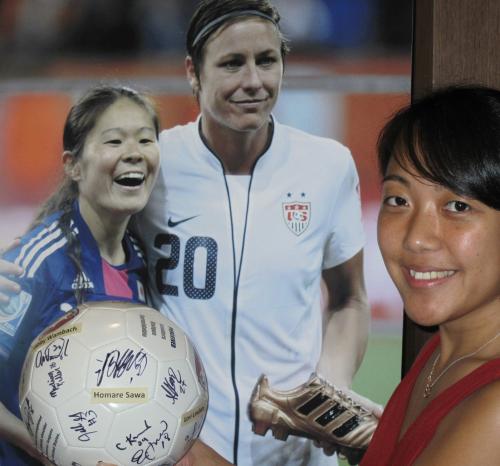 ワシントンの日本大使館広報文化センターに展示された、沢選手とワンバック選手の写真と両選手のサイン入りサッカーボール