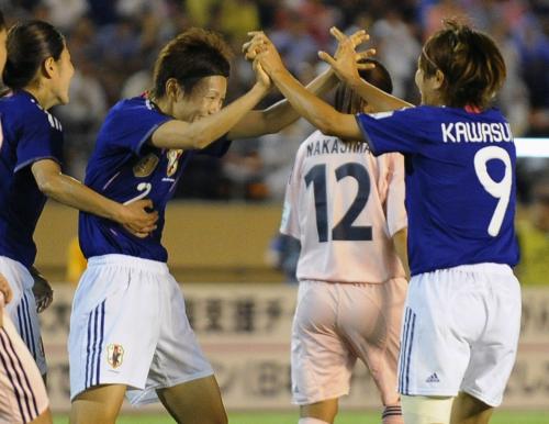 ＜日本代表・なでしこリーグ選抜＞前半、先制ゴールを決め、川澄（右）とタッチして喜ぶ近賀