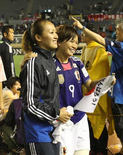 ＜なでしこジャパン・なでしこリーグ選抜＞試合後、笑顔を見せながら肩を組んで引き揚げる丸山（左）と川澄