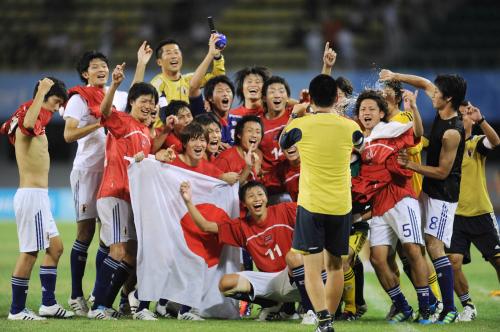 ユニバーシアード夏季大会の男子サッカー決勝で、英国を破り５度目の優勝を決め、記念撮影をする日本チーム