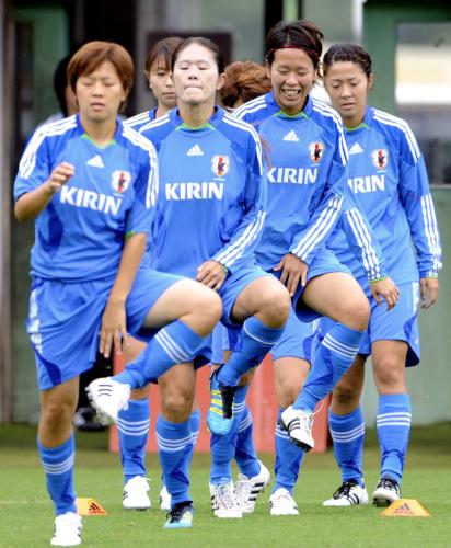 ロンドン五輪に向け、合宿２日目の練習を行う（左から）宮間、沢、岩清水らサッカー女子日本代表