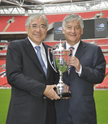 復元された銀製カップを手にする日本サッカー協会の小倉純二会長（左）とイングランド・サッカー協会のデービッド・バーンスタイン会長