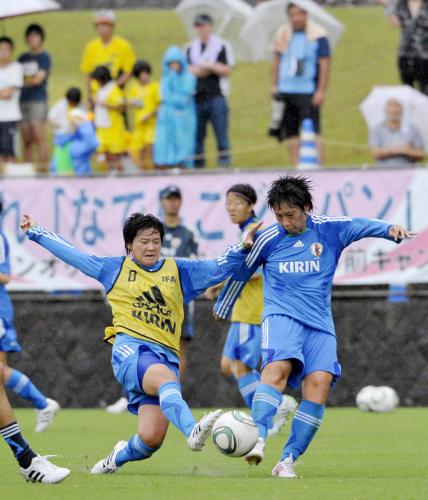 サッカー女子・日本代表合宿の５日目、紅白戦で競り合う大野（左）と高瀬
