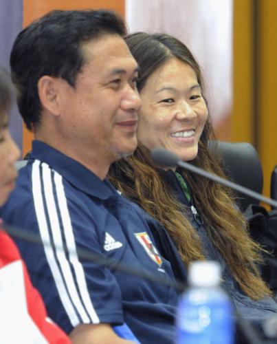 タイとの初戦を前に、記者会見で笑顔を見せるサッカー女子日本代表の佐々木監督（左）と沢