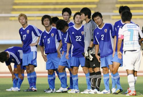 Ｊ１福岡との練習試合に敗れ、肩を落とすＵ―22日本代表候補イレブン