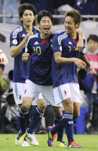 ＜日本・北朝鮮＞試合終了間際の吉田の決勝ゴールを喜ぶ、（右から）清武、香川、内田