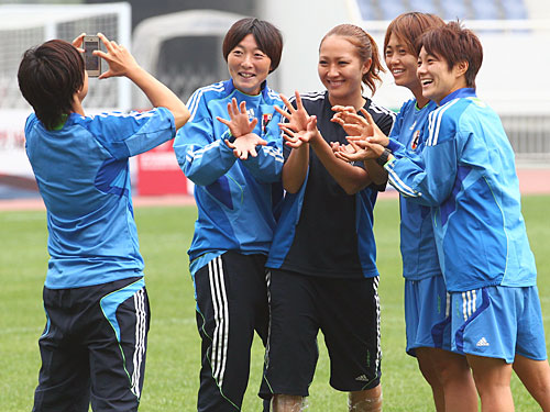練習後、試合会場を訪れ記念撮影をする（左から）丸山、矢野、安藤、近賀