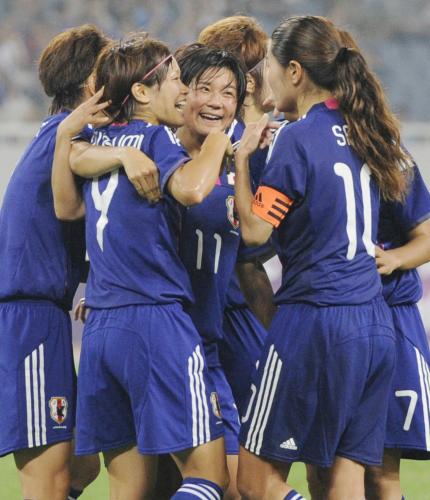 ＜日本―韓国＞前半、勝ち越しゴールを決め、川澄（左）、沢（右）らに祝福される大野（中央）