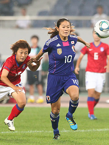 ＜日本・韓国＞前半、韓国選手を振り切り、ボールを追う沢