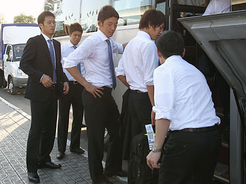 ウズベキスタンに到着しバスに乗り込む（左から）吉田、伊野波、権田ら日本代表