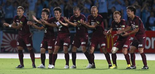＜川崎Ｆ・神戸＞前半３９分、先制ゴールを決めた吉田（左から３人目）はチームメートとゆりかごダンスで喜び合う