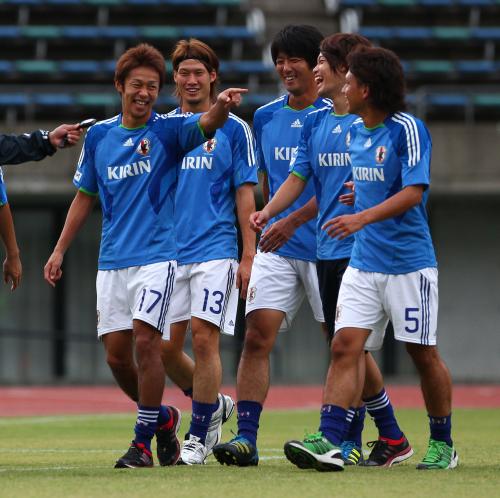 前日試合組の（左から）清武、鈴木、山村、東、比嘉は軽めの調整で笑顔を見せる