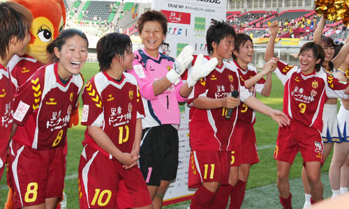 ７月２４日のＩＮＡＣ―千葉戦の試合後、笑顔を見せる沢（左から２番目）、川澄（右から２番目）ら