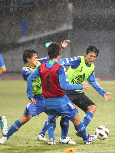 雨が降る中、ミニでームで吉田（左）と競り合う永井