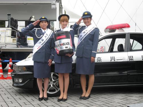 神奈川県警高速道路交通警察隊の一日隊長を務めた（左から）柔道女子４８キロ級の福見、南明奈、日テレＦＷ永里亜