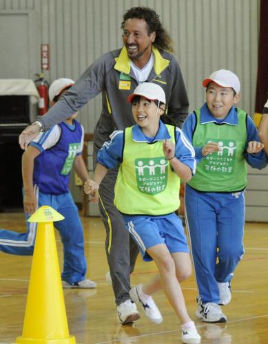 「スポーツこころのプロジェクト　笑顔の教室」で、子どもたちと走るサッカー元日本代表のラモス瑠偉氏