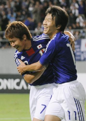 ＜日本―マレーシア＞後半、２点目のゴールを決めた山崎（左）を祝福する、アシストした永井