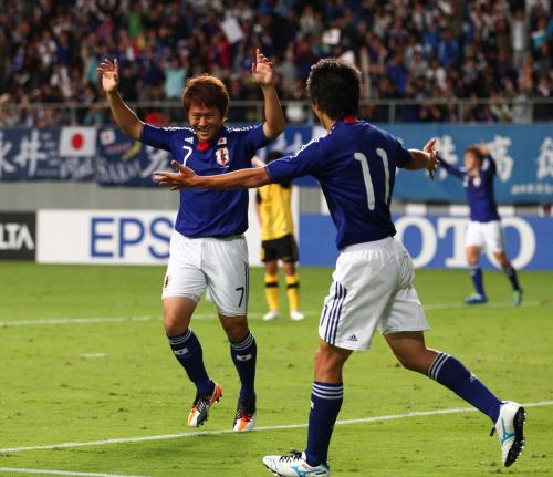 ＜日本・マレーシア＞後半、２点目を決めた山崎は永井（１１）と喜ぶ