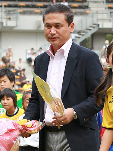 ＜千葉・ＩＮＡＣ＞試合前、花束を贈られたなでしこジャパン・佐々木監督