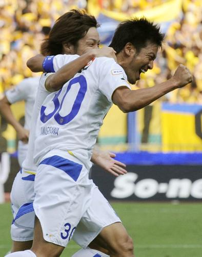 横浜―仙台　前半、勝ち越しのゴールを決め喜ぶ仙台・柳沢（右）
