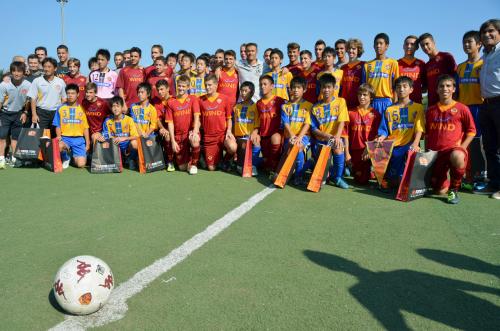ローマでの親善試合で、記念撮影するＪ１仙台のジュニアユースチームとイタリア・セリエＡのローマのＵ―14チーム
