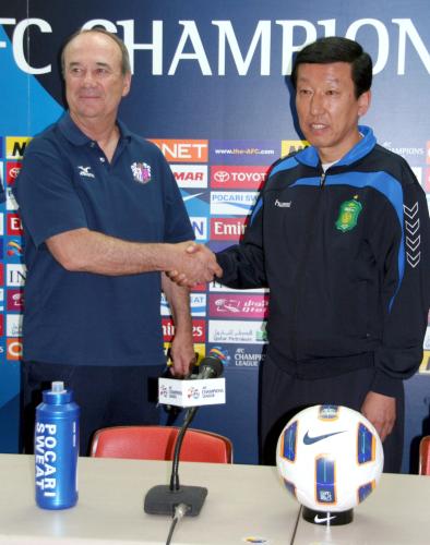 ＡＣＬ準々決勝第２戦を前に、記者会見で握手するＣ大阪のクルピ監督（左）と全北の崔康熙監督
