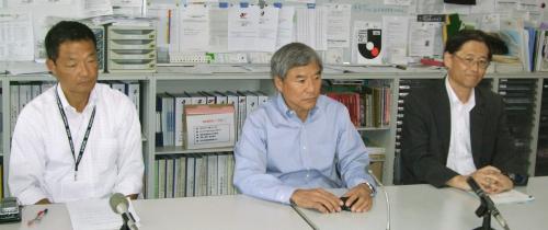 なでしこリーグ・東京電力の休部について記者会見する田口禎則専務理事（左）ら