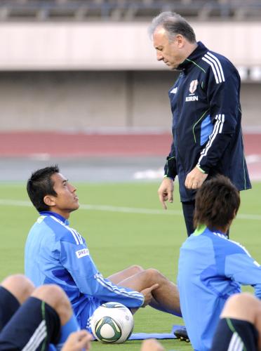 サッカー日本代表の合宿初日、ザッケローニ監督（右）と話す長谷部