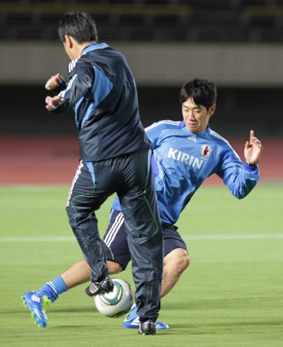 ボール回しで関塚コーチ（左）のパスをカットする香川