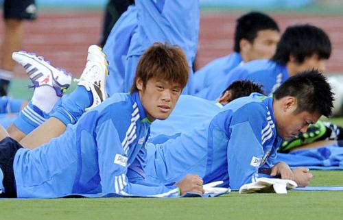 日本代表の練習に合流し、ストレッチで体をほぐす酒井（左）と川島