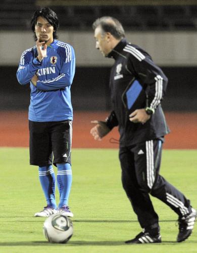 サッカー日本代表の合宿で、ザッケローニ監督（右）から指導を受ける藤本