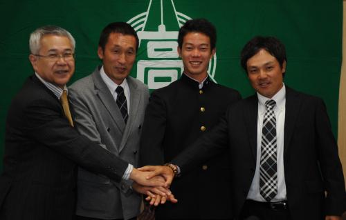 会見に臨んだ（左から）石田校長、鹿島・椎本スカウト、伊東、川口監督