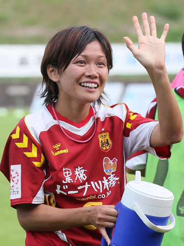 ＜なでしこリーグ　岡山湯郷・ＩＮＡＣ＞決勝ゴールの川澄はファンの声援に笑顔で手を振る