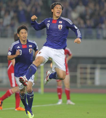 ＜日本・タジキスタン＞前半１９分、ゴールを決め、岡崎は歓喜のジャンプ（中央）