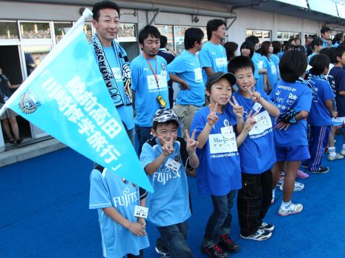 ＜川崎Ｆ・新潟＞修学旅行で等々力競技場を訪れた陸前高田小の生徒たちは笑顔を見せる