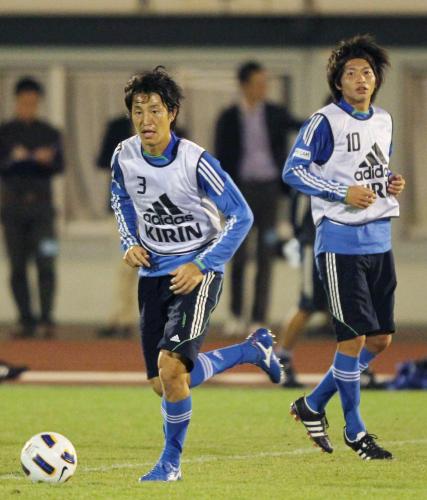 サッカー男子Ｕ―22日本代表候補合宿で、フォーメーション練習をする初招集された金崎（左）と柴崎