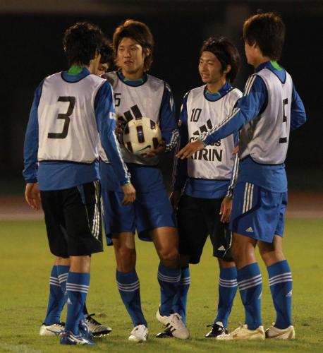 ゲーム形式の練習を終え、言い争う金崎（左）と柴崎（左から３人目）。大迫（左から２人目）と浜田が止めに入る